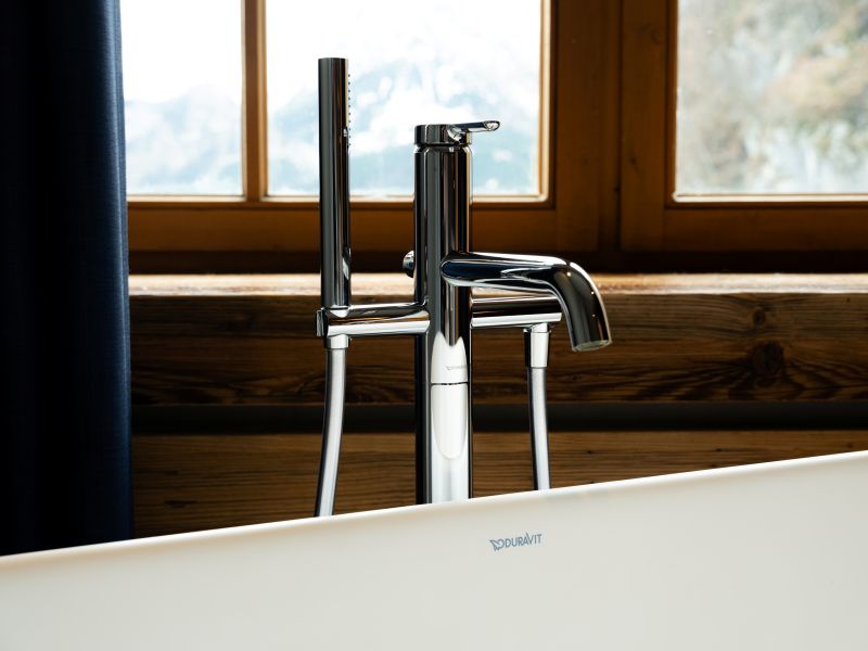 Duravit-C1-Bathtub-Mixer-Tap-Close-Up_Blaue_Burg