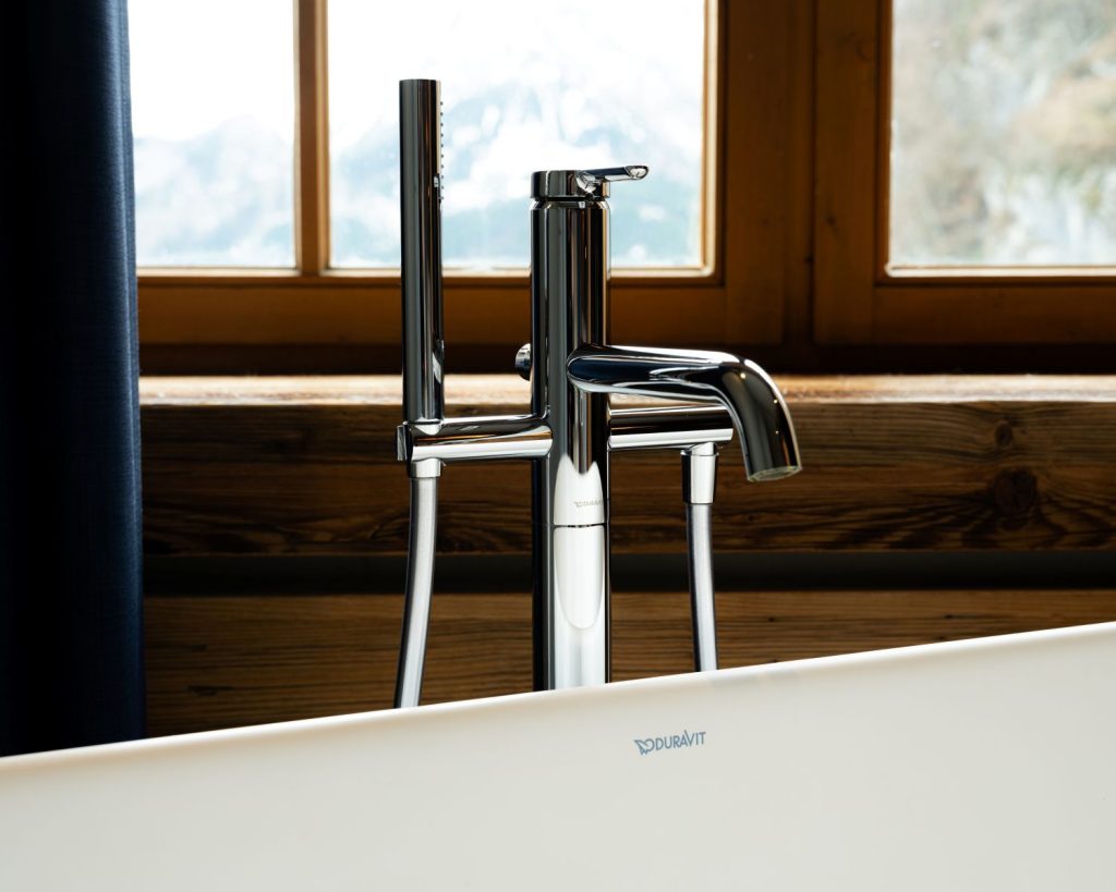 Duravit-C1-Bathtub-Mixer-Tap-Close-Up_Blaue_Burg